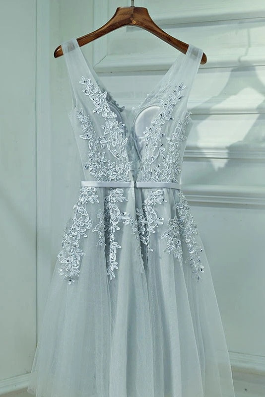 Light Gray V-neck A Line Tulle Short Homecoming Dress With Appliques Y0296