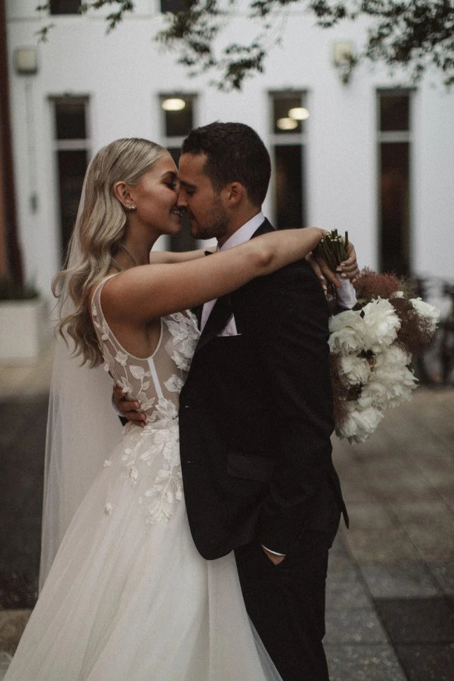 A Line V-Neck Sleeveless Tulle Beach Wedding Dresses with Lace Appliques N2551