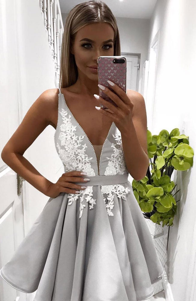 Appliques Deep V-Neck Sleeveless Pleats Homecoming Dresses