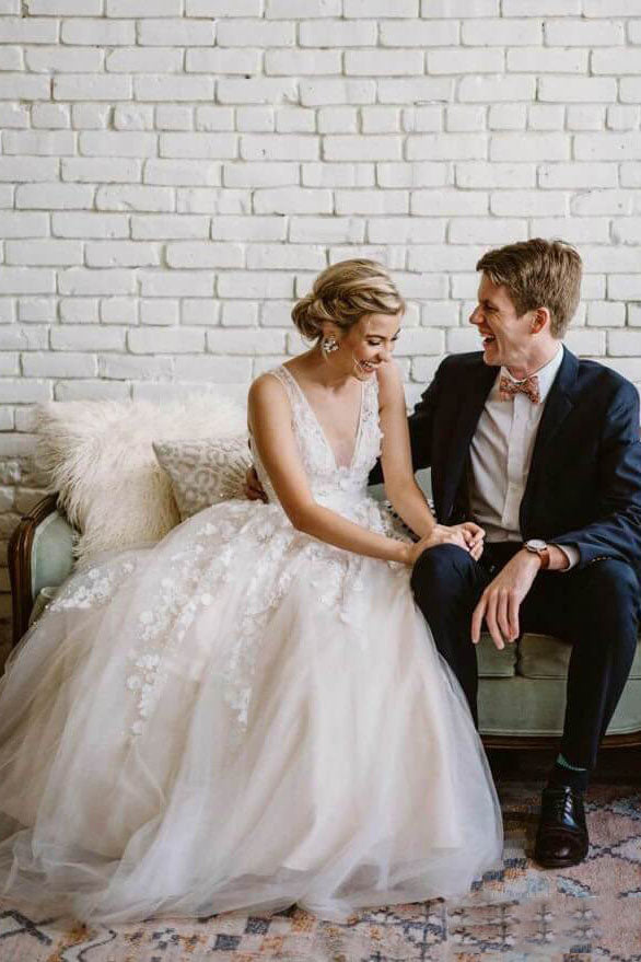 Floor Length V Neck Lace Applique Beach Wedding Dresses Puffy Tulle Wedding Gown N1637