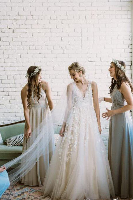 Floor Length V Neck Lace Applique Beach Wedding Dresses Puffy Tulle Wedding Gown N1637
