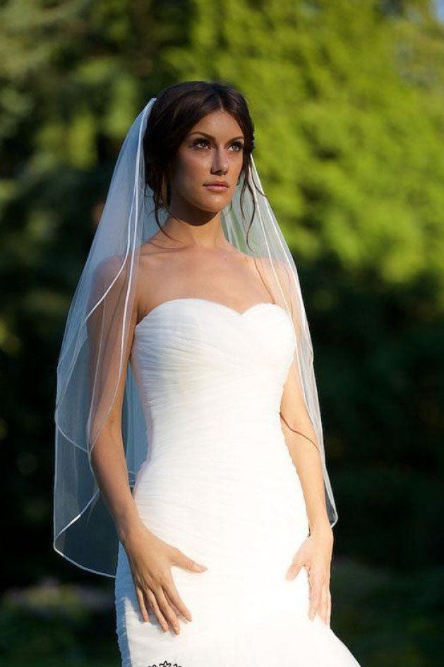 Two Tiers Tulle Bride Ribbon Edge Ivory Wedding Veils with Comb V016