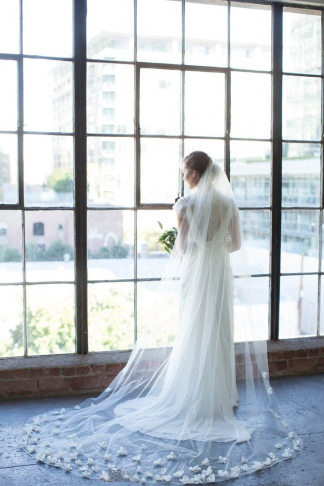 3D Flowers Towards Bottom Tulle Wedding Veils Cathedral Length Romantic Bridal Veils V024