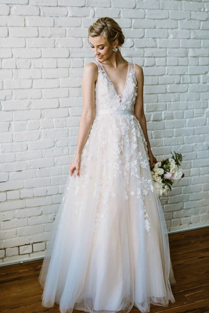 Floor Length V Neck Lace Applique Beach Wedding Dresses Puffy Tulle Wedding Gown N1637