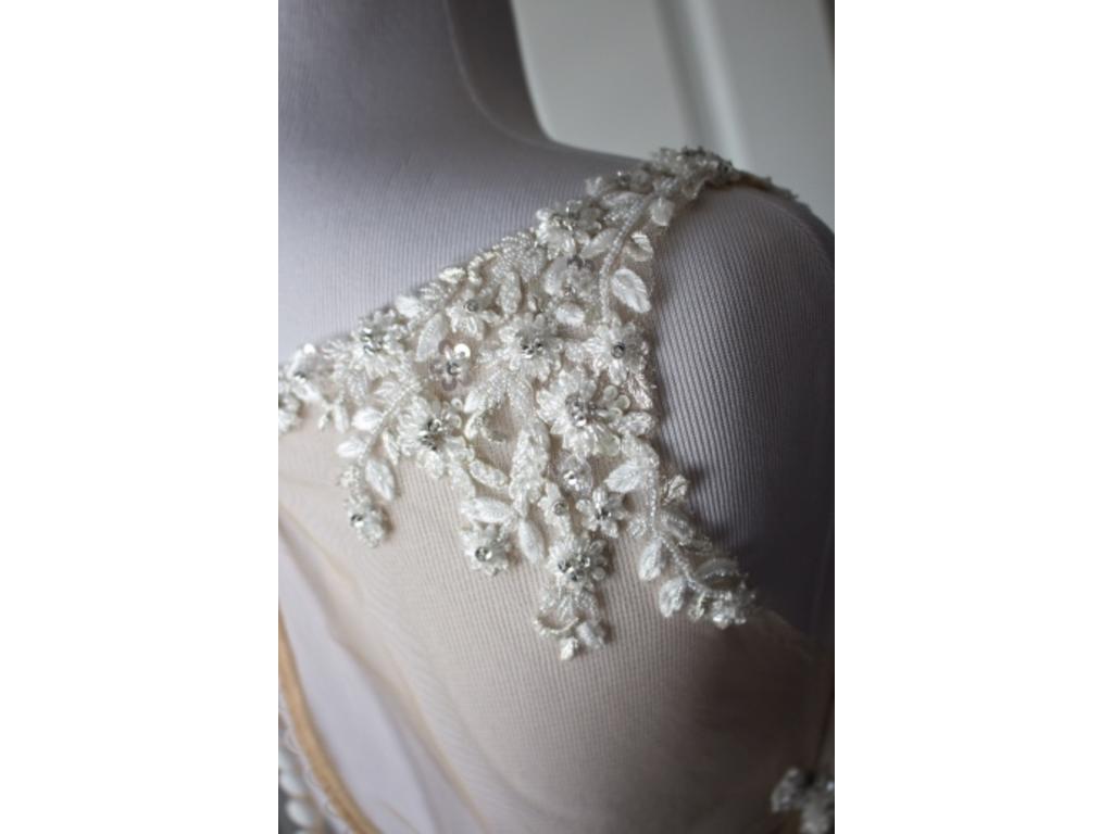 Sheath Illusion Neck Sleeveless Lace Appliques Wedding Dress N519