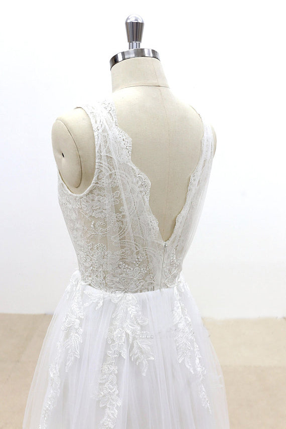 A Line V-Neck Lace Appliqued Tulle Wedding Dresses with V-Cut Back Beach Wedding Dresses N818