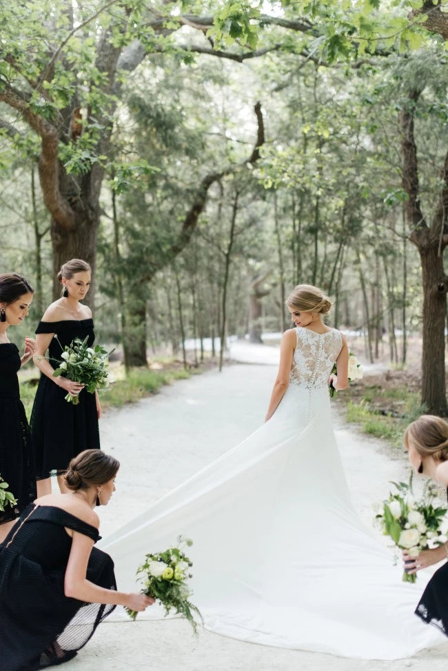 Chic Sleeveless Long Wedding Dresses with Lace Appliques Long Train Beach Wedding Dresses N2550