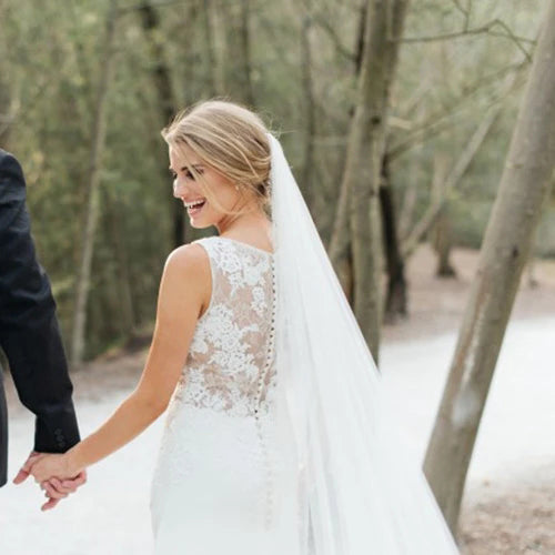 Chic Sleeveless Long Wedding Dresses with Lace Appliques Long Train Beach Wedding Dresses N2550