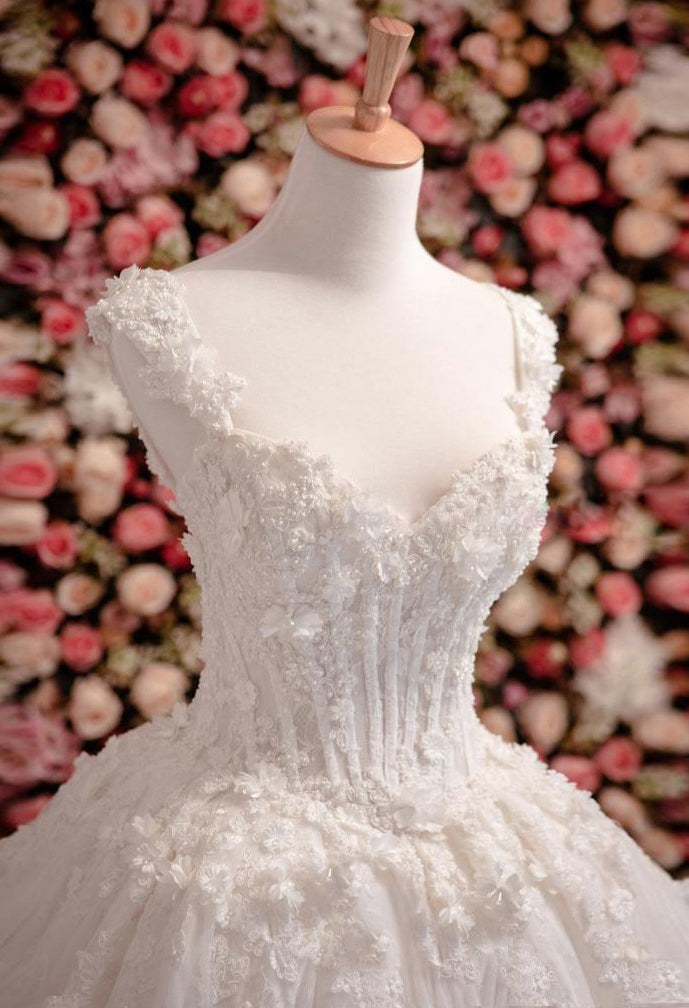 Vintage Princess Sleeveless Ball Gown Ivory Wedding Dresses with Flowers and Beads