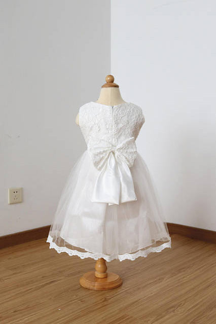 A Line Floor-length Sleeveless Ivory Lace Tulle Flower Girl Dress with Lace Edge F022